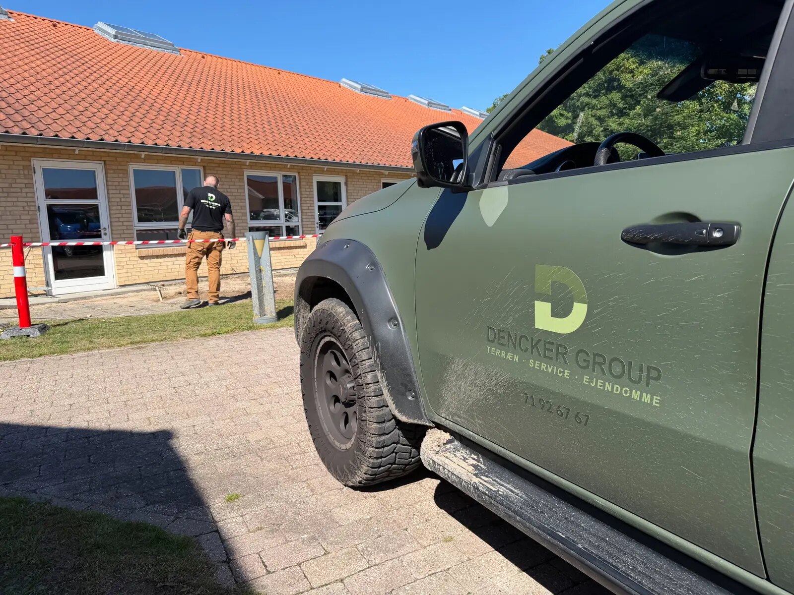 Dencker Groups firmabil ved en opgave